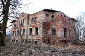 Комплекс объектов: Главный дом, общей площадью 819,4 кв. м, кадастровый номер 47:23:0107001:163, номер в ЕГРОКН 472311385460015,  Хозяйственный корпус одноэтажный, номер в ЕГРОКН 472311385460045 общей  площадью 109,7 кв. м, расположенный по адресу: Ленинградская область, Гатчинский район, д…