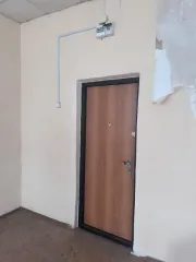 Нежилое помещение № 32, кадастровый номер 27:22:0031606:730, площадью 44 кв.м, имеющее местоположение: Хабаровский край, г. Комсомольск-на-Амуре, ул. Орджоникидзе, д. 3, пом. 32 Встроенное нежилое помещение, расположено на 1-м этаже трехэтажного кирпичного общежития, вход со стороны улицы, общий с…
