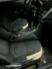 Хендай Солярис 2016 года, седан. VIN: Z94CT41CAHR555437. Год выпуска: 2016, цвет черный, механическая коробка передач. ПТС: 39 УМ 972050, госномер: В894УЕ09. Бензиновый двигатель № G4FA GW465471, мощность 107 л.с. Кузов №: Z94CT41CAHR555437, экологический класс 5. Разрешенная максимальная масса…