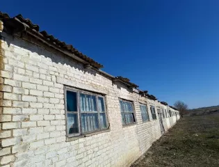 Здание кад № 26:09:020821:94, пл. 83.70 кв. м. и земельный участок кад № 26:09:020108:6, пл. 30044.00 кв. м. по адресу СК, р-н Туркменский, с. Камбулат, ул. Комарова, дом 18.