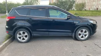 Ford Kuga 2014 года выпуска, VIN Z6FAXXESMAES16178, государственный номер М910СВ29, номер кузова Z6FAXXESMAES16178, объем двигателя 1596 куб. см, мощность двигателя 110 кВт/150 л.с. Состояние: вмятина в районе государственного знака, царапина вдоль передней левой двери.