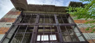 Нежилое здание, не эксплуатируемое по причине частичного или полного отсутствия отдельных конструктивных элементов зданий, расположенное по адресу: Хабаровский край, г. Советская Гавань, ул. Чкалова, д. 20, с земельным участком под ним Нежилое здание, не эксплуатируемое по причине частичного или…