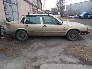 Volvo 740, 1987 года, 100 лс, VIN YV1744833H2090632, гос рег. номер О 742 УО 154. Автотранспортное средство находится в условно пригодном техническом состоянии – автомобиль не на ходу, требует ремонта/замены стоек, подшипников, рулевых тяг, тормозных колодок, тормозных суппортов, заднего моста…