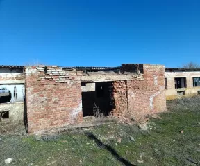 Здание кад. № 26:09:020901:8, пл. 1488.60 кв. м. по адресу СК, Туркменский район, с. Камбулат, МТФ №2.
