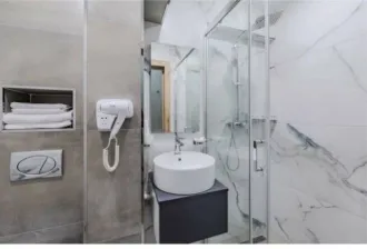 Помещение свободного назначения 17,8 кв.м и 1/22 доли земельного участка, Краснодарский край, Сочи. Помещение свободного назначения, площадью 17,8 кв.м, с кадастровым номером 23:49:0120001:1796, расположенное на земельном участке (доля 1/22), площадью 700 кв.м, с кадастровым номером…