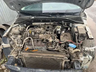 Skoda Octavia 2013 года выпуска, VIN: TMBAC4NE5E0032408, гос.номер М830МН35, цвет серебристый. Автомобиль имеет недостатки: -Сильно повреждена передняя часть кузова, включая капот, крылья и бампер. -Отсутствуют некоторые элементы облицовки, такие как часть бампера и фары.