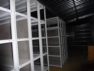 Стеллажи металлические 5м х 1,8м, 22 штуки