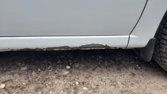 LADA Granta 2021 года, VIN XTA219040M0792757. Автомобиль находится в залоге у ПАО «Совкомбанк», действует запрет на регистрационные действия. Имеются дефекты кузова в виде сколов, трещина на лобовом стекле. Требует ремонта подвеска и задние тормоза. Автомобиль был в эксплуатации, может иметь…