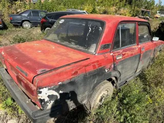 Автомобиль ВАЗ 2107, 2003 года выпуска, красного цвета. Государственный номер С043НК/161 регион. VIN: XTA21074031768314. Объем двигателя 1.5 л. Имеет признаки эксплуатации, видимые дефекты и механические повреждения. Возможны скрытые повреждения и дефекты.