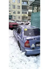 Автомобиль находится в технически неисправном состоянии, долгое время не эксплуатировался. Кузов покрыт ржавчиной. Ранее использовался в автошколе, имеет дублирующие педали газа, тормоза и сцепления на стороне пассажира. Не на ходу, требует ремонта.