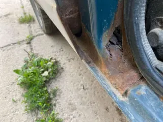 Легковой автомобиль ВАЗ 2107, 1996 г.в. Марка: ВАЗ, модель: 2107, год изготовления: 1996, цвет: зеленый, VIN: XTA210700V1024079, г/н: К184АН40. Особенности тех. состояния: коррозии по всей поверхности кузова, сквозная коррозия на порогах