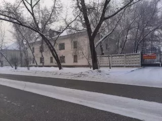 Недвижимое имущество, состоящее из: Земельного участка с кадастровым номером 19:02:010533:1446, площадью 690,0 кв.м., расположенного по адресу: Российская Федерация, Республика Хакасия,  г. Черногорск, Улица Дзержинского, 5. Категория земель: земли населенных пунктов, виды разрешенного…