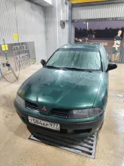 Mitsubishi Carisma 1999 года, VIN: XMCLNDA1AYF008099. В хорошем состоянии, мотор работает нормально, по ходовой все хорошо. Не работает кондиционер, нужно залить фреон. Резина зимняя, один сезон отъездила, на штампах. По кузову имеются царапины, ржавчина и вмятины.