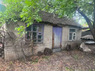 Продается имущество в Таганроге по адресу: пер. 9-й Новый, д. 1-б. В состав входят: нежилое здание общей площадью 123,5 кв. м (1 этаж), сарай 14,8 кв. м, туалет 5,1 кв. м (реестровый номер П2300001090) и земельный участок площадью 383 кв. м (кадастровый номер 61:58:0004023:2). Общая площадь…