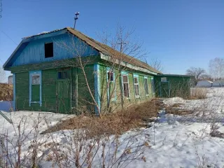 Здание конторы ЖКХ с земельным участком. Назначение нежилое, 1-этажное, общей площадью 77,90 кв.м., введено в эксплуатацию в 1960 году, инвентарный номер 111960, литера А, расположено по адресу: Омская область, Омский район, с. Петровка, ул. Центральная, № 24 Г. Требуется капитальный ремонт. Здание…