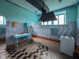 Имущественный комплекс школа, котельная, 2 уборные, земельный участок 1,5 га, Липецкая обл., Усманский р-н, с. Пластинки Имущественный комплекс в составе которого 4 объекта недвижимости и земельный участок, расположенный по адресу: Липецкая область, Усманский район, с. Пластинки, ул. Центральная…