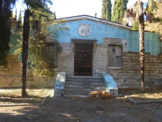 Душевой павильон 365,5 кв.м с участком 1014 кв.м, Ялта, Гурзуф. Нежилое одноэтажное здание площадью 365,5 кв. м, кадастровый № 90:25:030104:763, с земельным участком площадью 1014 кв.м, кадастровый № 90:25:030104:3220, расположенные по адресу: Республика Крым, г. Ялта, пгт Гурзуф, ул. Коммунальная…