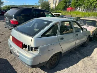 ВАЗ-21124 2004 года выпуска, государственный регистрационный знак А058НХ51. VIN: XTA21124050272392. Многочисленные трещины и сколы на переднем и заднем бамперах. Глубокая коррозия металла, в том числе сквозная, а также незначительные вмятины по всему кузову. Задние световые приборы разбиты…