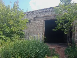 Нежилое здание 1967 года постройки общей площадью 1281.2 м², этажность 1. Одновременно продается земельный участок площадью 3010 м², категория земель – земли населенных пунктов, вид разрешенного использования: земельные участки баз и складов. Адрес: 607490, Нижегородская область, Пильнинский район…