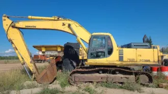 Экскаватор гусеничный Komatsu PC-300-6, 1999 г., заводской № (рамы) 31581, ГРЗ ММ804949. Местонахождение: Респ. Саха (Якутия), г. Олекминск, с. Авиапорт, ул. Кузьмина, д. 2.