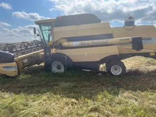 New Holland TC 5080 2007 года выпуска. Зерноуборочный комбайн марки New Holland ТС 5080, заводской номер 589454004, двигатель номер 0470064, цвет желтый, исправен, на ходу.