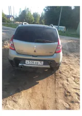Renault Sandero Stepway 2011 года выпуска, VIN X7LBSRB1KBH4218882. Автомобиль заводится, на ходу. Присутствуют сколы краски. В ДТП не участвовал, вмятина на задней левой двери, царапина на правой задней двери. Требуется замена лобового стекла, левого пыльника на рулевой рейке. Кондиционер не…