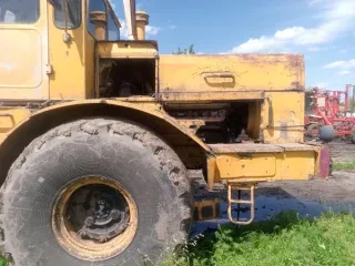 Трактор К-701 1987 года, заводской номер 8716961, госномер 4593СУ26, коробка передач 6631, номер двигателя 06821, основной ведущий мост 8794337/871070, цвет желтый, мощность двигателя 220,00(300,00). Ключи и документы отсутствуют. 2 кабина с многочисленными вмятинами и глубокой коррозией металла…