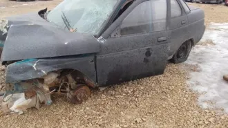 ВАЗ-21103 2000 года, цвет синий, VIN XTA211030Y0229072. Автомобиль разобран, б/у, после ДТП. Лобовое стекло в трещинах, капот поврежден. Отсутствует двигатель, аккумулятор, все внутренние агрегаты и колесо слева. Двери открыть не удалось. Салон в неудовлетворительном состоянии. Имеется ПТС, но ключ…