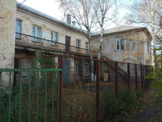 Недвижимое имущество, состоящее из: Земельного участка с кадастровым номером 19:02:010532:425, площадью 1670,00 кв.м., расположенного по адресу: РХ, г. Черногорск, ул. Чапаева, 27А. с расположенным на нем объектом недвижимого имущества: Нежилое здание, три этажа: два надземных, один подвальный…