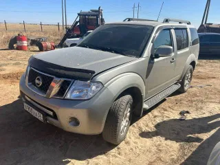 Автомобиль легковой Nissan Pathfinder, 2011 год, VIN VSKJVWR51U0419505. Пробег более 521 тыс. км, цвет серый. Россия, Волгоградская область, Котельниковский район, х. Захаров. Имеются повреждения кузова в виде сколов, задир, вмятин по периметру кабины. Физический износ 40-60%.