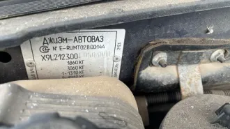 Chevrolet Niva 2014 г.в., госномер С468ОС, VIN X9L212300E0503801, цвет темно-зелёный металлик. Левая передняя фара разбита, левое боковое зеркало отломано, передний бампер сломан, без аккумулятора, колёса марки NORDMAX+205/70 R15, в салоне имеются 4 коврика, на кузове есть следы коррозии, с ключом…