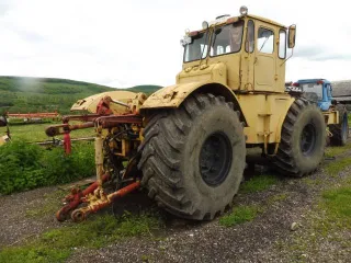 Трактор К-701, 1990 года, желтый, госномер КН 3517 23. Произведена замена всех мостов, полурамы и коробки. По стс номер двигателя и заводской номер машины отсутствует, а по факту номера есть. Все риски, связанные с дальнейшей регистрацией, постановкой на учет в органах ГИБДД и Гостехнадзора…