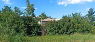 Жилое здание, площадь 42,9 кв.м., кадастровый номер 61:08:0070401:259 и земельный участок, площадь 1334 кв.м., категория земель - земли населенных пунктов, разрешенное использование - для ведения личного подсобного хозяйства, кадастровый номер 61:08:0070401:107. Адрес: Ростовская обл., Волгодонской…