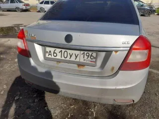 Geely GC6, 2014 года, 94 лс, 397464 км, легковой автомобиль, VIN X9W8624SGED000795, марка: Geely GC6, год изготовления: 2014, мощность двигателя, л. с. (кВт): 94, цвет: серебристый, вид собственности: индивидуальная, пробег 397464. На кузове невооруженным глазом видны следы коррозии.
