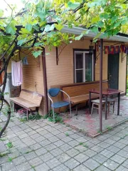Жилой дом 82,5 кв.м, материал наружных стен – из прочих материалов, количество этажей – 2, кадастровый номер 23:33:1203001:282; земельный участок 1116 +/- кв.м, категория земель – земли населенных пунктов, виды разрешенного использования – приусадебный участок, кадастровый номер 23:33:1203001:170…