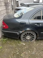Mercedes-Benz E320 2002 легковой автомобиль седан Mercedes-Benz E320, 2002 г.в., г/н A947CX124, VIN WDB2110651A017663, номер кузова WDB2110651A017663, номер двигателя 11294931 213200, цвет синий. Рабочее состояние не проверялось, по кузову имеются незначительные потёртости ЛКП. Обременения: залог…