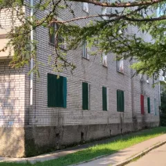 нежилое помещение на 1-ом этаже жилого дома, расположенного по адресу: г. Зея, мкр. Солнечный, 3А год постройки -1991; общая площадь – 420,9 кв.м., число этажей -1;  стены – кирпичные; перекрытия – из сборных ж/б плит; полы – бетонные, электроснабжение, отопление, водоснабжение, водоотведение –…