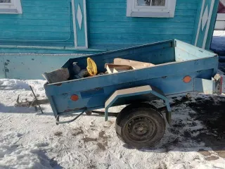 Прицеп САЗ8299, 2001 года выпуска, VIN: X3E82990010016983. Исправен, предназначен для легковых транспортных средств. Износ шин 0,5 мм, состояние шин хорошее. Имеется ржавчина по кузову.