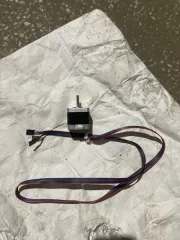 Картонные коробки с надписями на иностранном языке «Xsenia», внутри которых предположительно находятся держатели для LED-модулей, черного и белого цветов, сложной формы, из резины упакованные в индивидуальные пакеты по 1000 шт., грузовых мест - 7. Робот-мойщик окон, грузовых мест 3, количество штук…