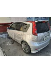 Ниссан Ноут 2012 года, госномер Н176СО27, номер кузова E11624617. Работает в штатном режиме, заводится, едет, мотор не менялся, вариатор, АКПП, есть недочеты по кузову, менялся бампер.