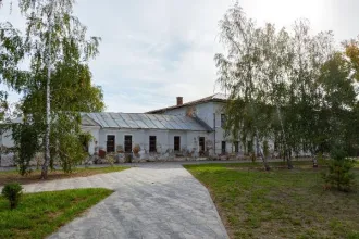 Имущественный комплекс с земельным участком 5583 кв.м и зданиями, г. Лебедянь, Липецкая область. Имущественный комплекс в составе: земельный участок, общей площадью 5 583 кв.м., кадастровый номер 48:11:0470166:12, 2 здания и 2 сооружения, в т.ч. здание объекта культурного наследия «Здание торгового…