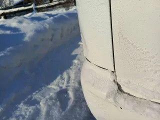 Nissan AD, 2001 года, 120 лс, 344000 км, АКПП. VIN отсутствует, кузов: VHNY11205183, регистрационный номер: А072НЕ142. Кузов гнилой. Нет подушки безопасности. Капот не родной чуть не подходит но закрывается. Два передних крыла помяты и в коррозии. Два задних крыла тоже в коррозии. Левое немного…