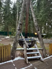 Движимое имущество в составе: барный стол из дерева 1 шт; микроволновая печь Redmond 1 шт; холодильник Позис однокамерный 1 шт; обеденная группа из дерева 1 шт; кулер Watten 1 шт; обогреватель Delonghi сер N 42122 2 шт; чайник сервиз один комплект 1 шт; балалайка 1 шт; комод из дерева 5 шт…
