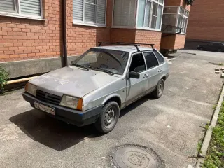 ВАЗ 21093 2002 г.в. VIN: XTA21093023340057. Машина на ходу. Требуется ремонт кузова. Находится в залоге у ПАО «Совкомбанк».