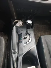 Toyota RAV4 2014 года, 146 лс, полный привод, АКПП. Номер двигателя 3ZR 6001150; VIN: JTMZDREV90J001677. Состояние кузова (внешний осмотр): вид спереди: бампер, решётка радиатора, капот, оптика — на общем ракурсе видимых повреждений не выявлено; на капоте и лобовом стекле — опавшая листва. Вид…