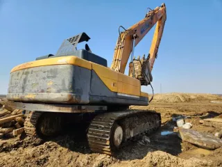 Экскаватор гусеничный Hyundai R300LC-9SH, заводской номер HHKHZ808LE0000183, 2014 год выпуска, госномер 58 УЕ 9248 (63 СВ 9366). Экскаватор гусеничный Hyundai R300LC-9S, заводской номер HHKHZ810LE0001178, 2014 год выпуска, госномер 58 УЕ 9241 (63 СВ 9362). Трактор ДТ-75 ДЕРС2 с буровой установкой…