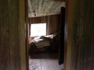 1/2 доля квартиры и 1/2 доля земельного участка в Пермском крае. 1/2 доля жилого дома, площадь 30,6 кв.м., назначение: жилое, количество этажей: 1, кадастровый номер: 59:05:0201001:475, адрес: Российская Федерация, край Пермский, м.о. Губахинский, рп Углеуральский, ул Ленина, д 108, кв. 1. 1/2…