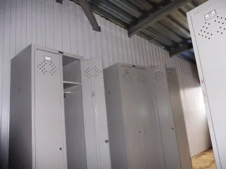 Шкафы металлические двустворчатые 75 штук.