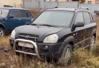 Hyundai Tucson 2.7 2006 года, VIN: KMHJN81DP7U603294. Автомобиль находится в неудовлетворительном состоянии, разукомплектован, в аварийном состоянии, необходим ремонт двигателя и коробки передач. Пробег около 400 000 км.