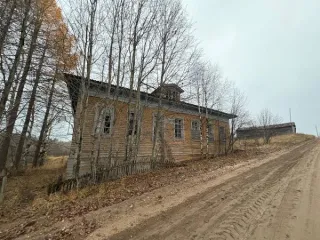 Нежилое здание 198.6 кв.м, Архангельская область. Одноэтажное здание, материал стен - деревянные, общая площадь 198,6 кв. м., год завершения строительства – 1960, кадастровый номер 29:14:140801:591, адрес: Российская Федерация, Архангельская область, Пинежский муниципальный округ, д. Цимола, д…